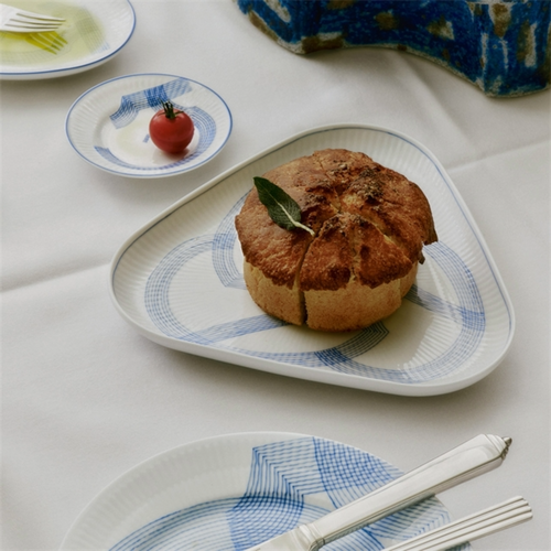 Trekantet fad med MOTIF-mønster